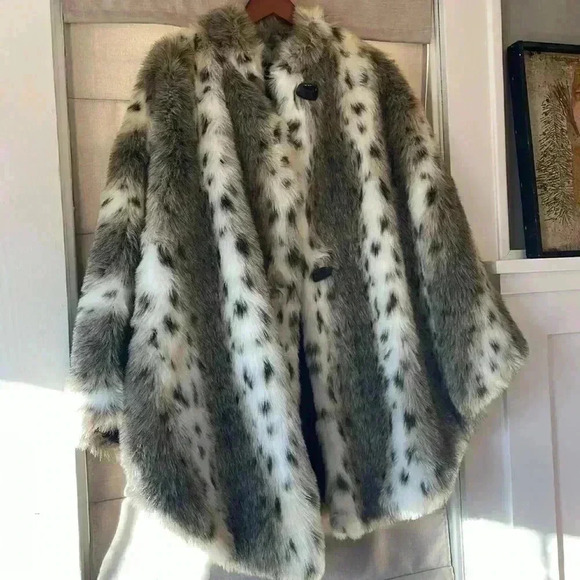 NANA CREATIONS Vintage faux fur WRAP CAPE PONCHO
One Size - Picture 8 of 9